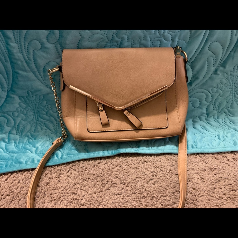 I’m selling a beautiful tan purse